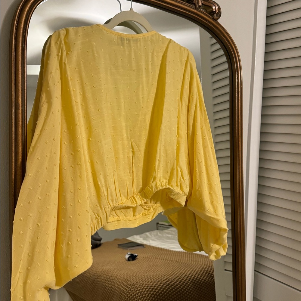 Cute spring top! - Picture 3 of 4